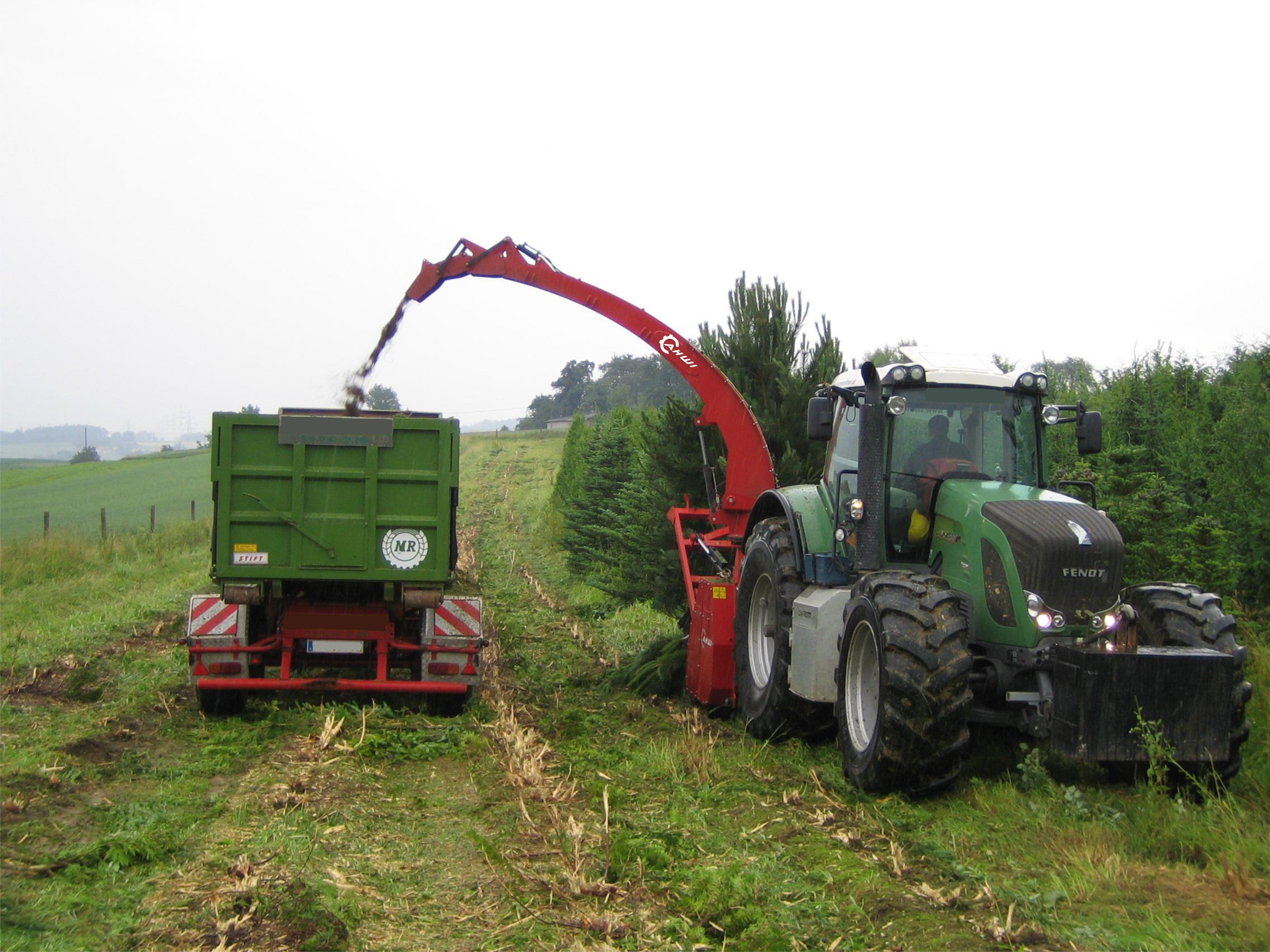 Ein Prinoth H 600 beim Abernten und Schreddern von Vegetation, geschoben von einem Traktor.