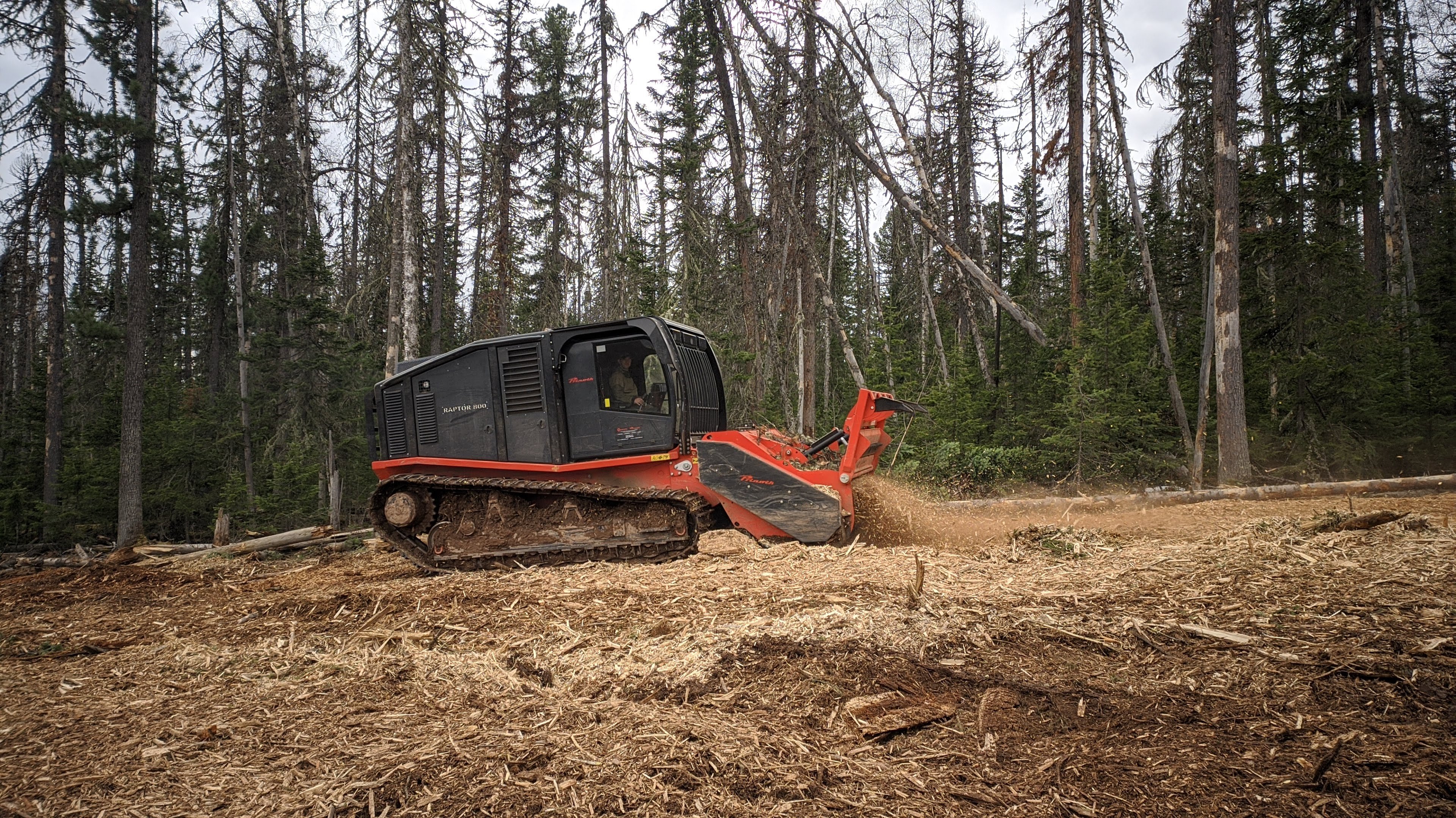 Printoh Raptor 800 bei Arbeiten im Wald.