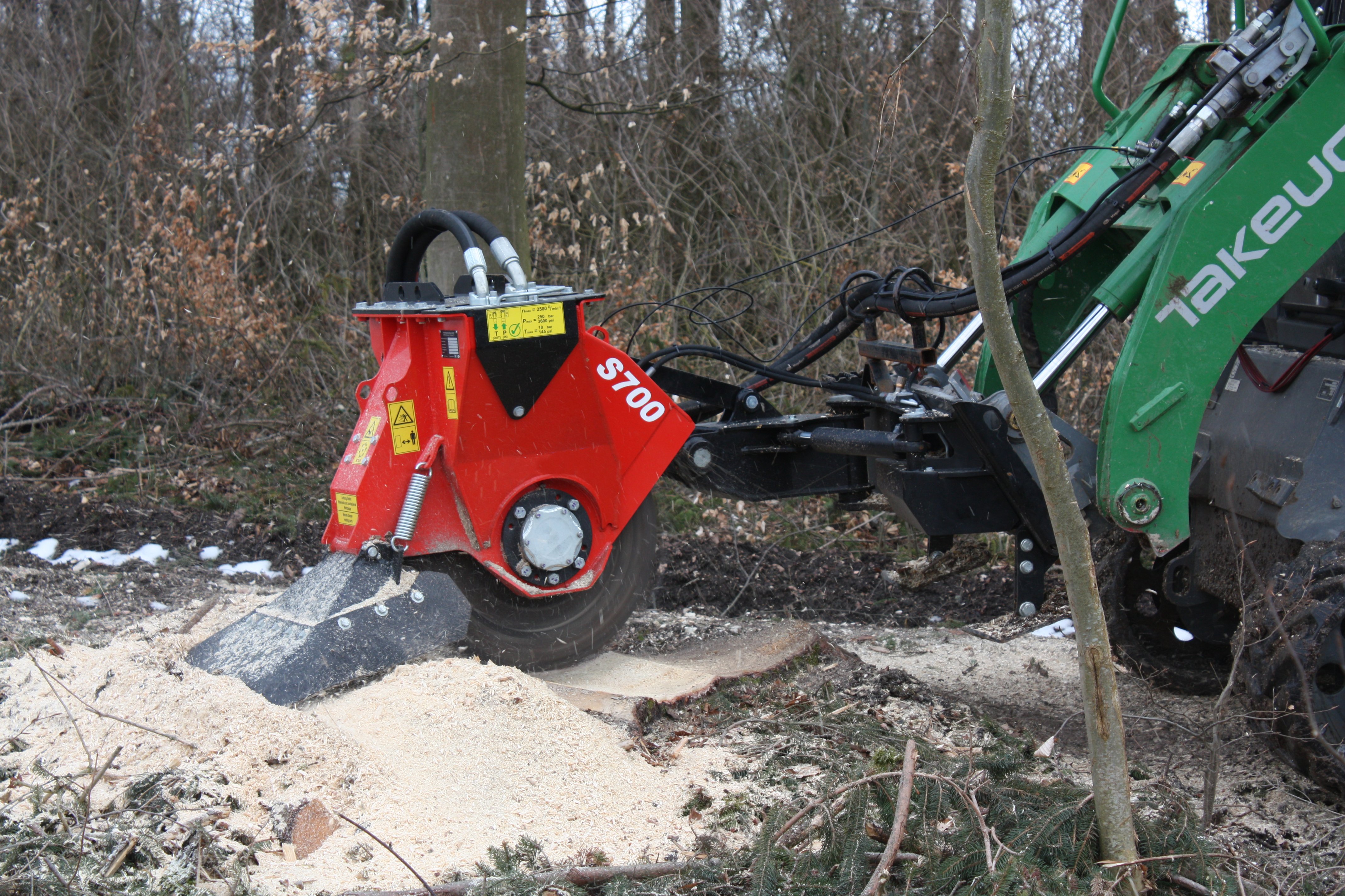 森林管理 EIn Prinoth Beaver S700s genutzt beim Abfräsen eines Baumstumpfes.
